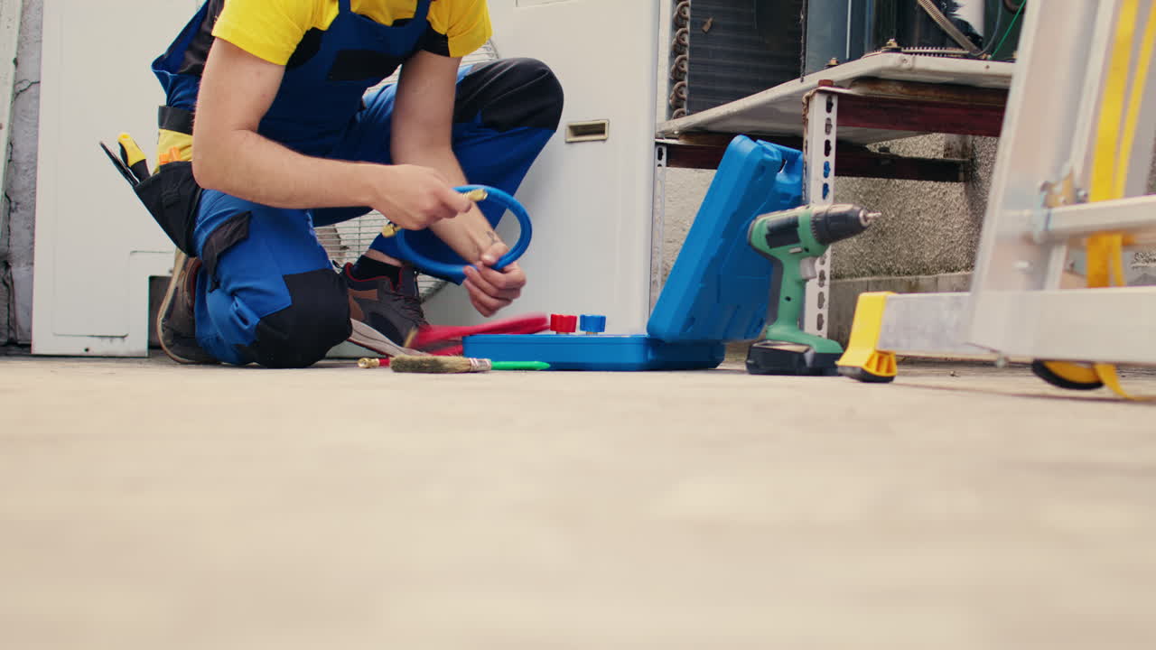 electricista haciendo un chequeo del sistema hvac