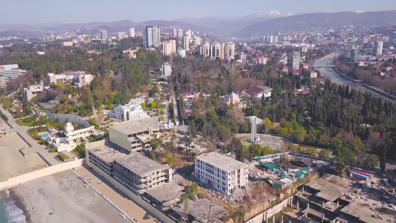 vista aérea de una ciudad con parques y costa