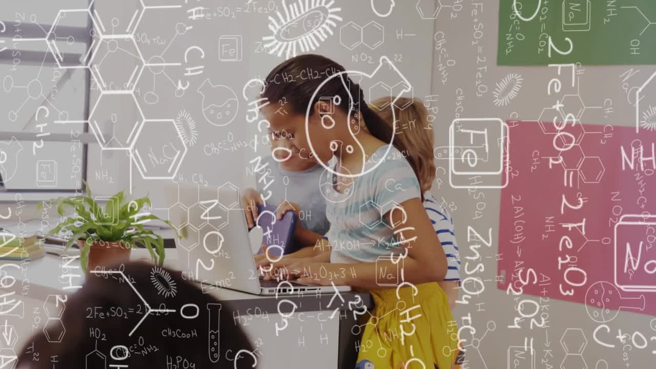Hermana colocando una carpeta morada, abriendo un portátil, mientras el hermano señala la pantalla, ambos colaborando en un estudio.