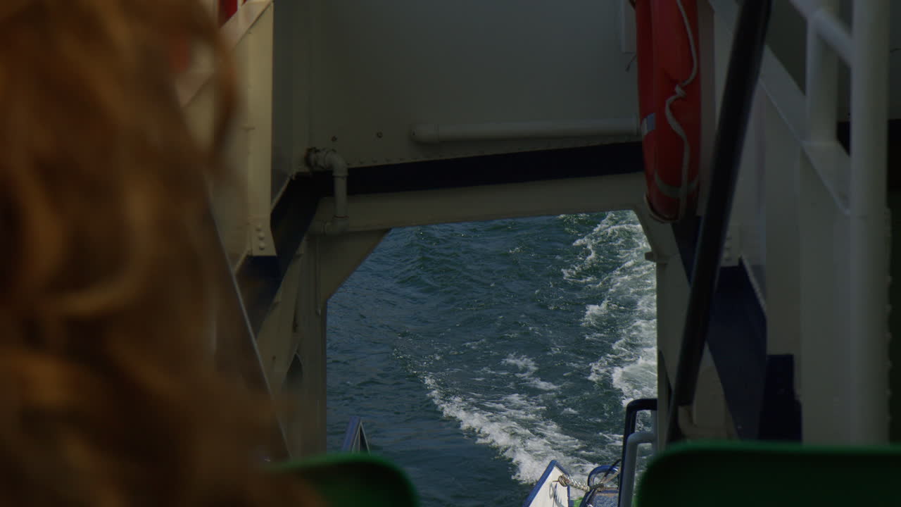 바다에서 항해하는 배의 역류를 바라보는 사람의 pov