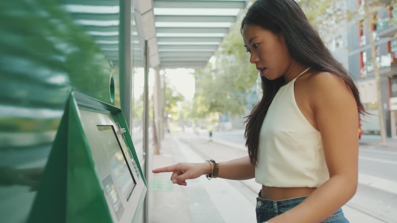 Donna che utilizza una macchina per il riciclo