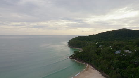 Amanecer-Escénico-Sobre-El-Océano-Y-La-Playa-Principal-De-Noosa,-Australia-4k-Drone-Cámara-Lenta