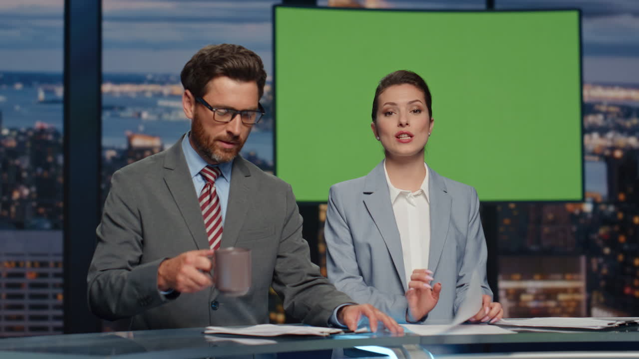 presentadores de estudios de televisión simulacro transmitiendo noticias en el aire canal multimedia de primer plano