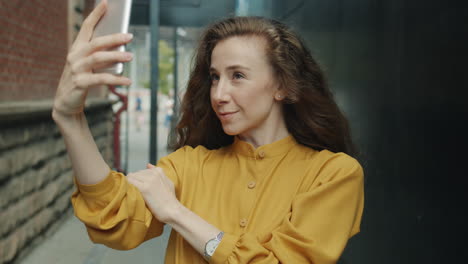 mujer tomando selfies al aire libre