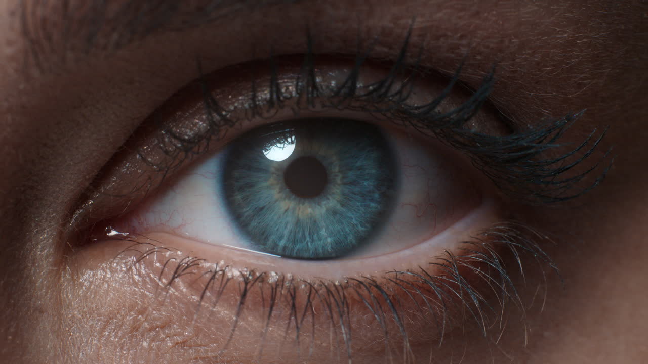 macro ojo de cerca apertura del iris humano hermoso ojo azul concepto de conciencia de la vista saludable