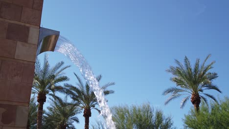 Pan-Ligero-Desde-El-Cielo-Abierto-Hasta-El-Pico-De-Una-Fuente-De-30-Pies,-Scottsdale,-Arizona