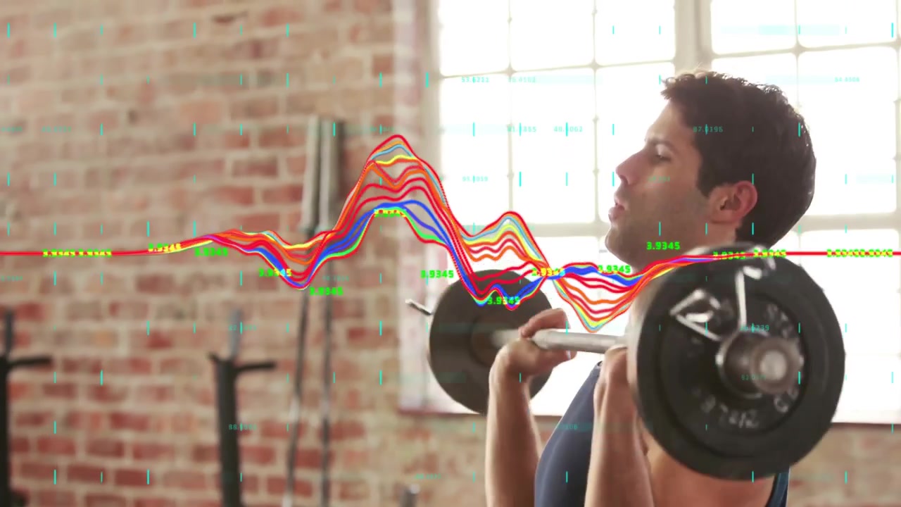 Hombre levantando una barra con superposición de datos digitales en un gimnasio.
