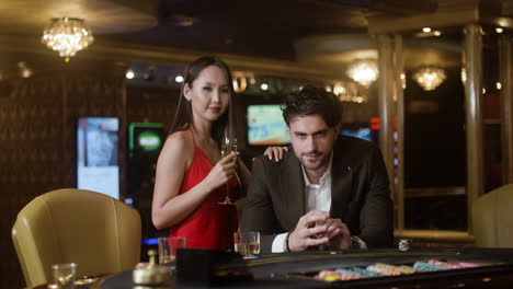 pareja jugando al póquer en el casino.