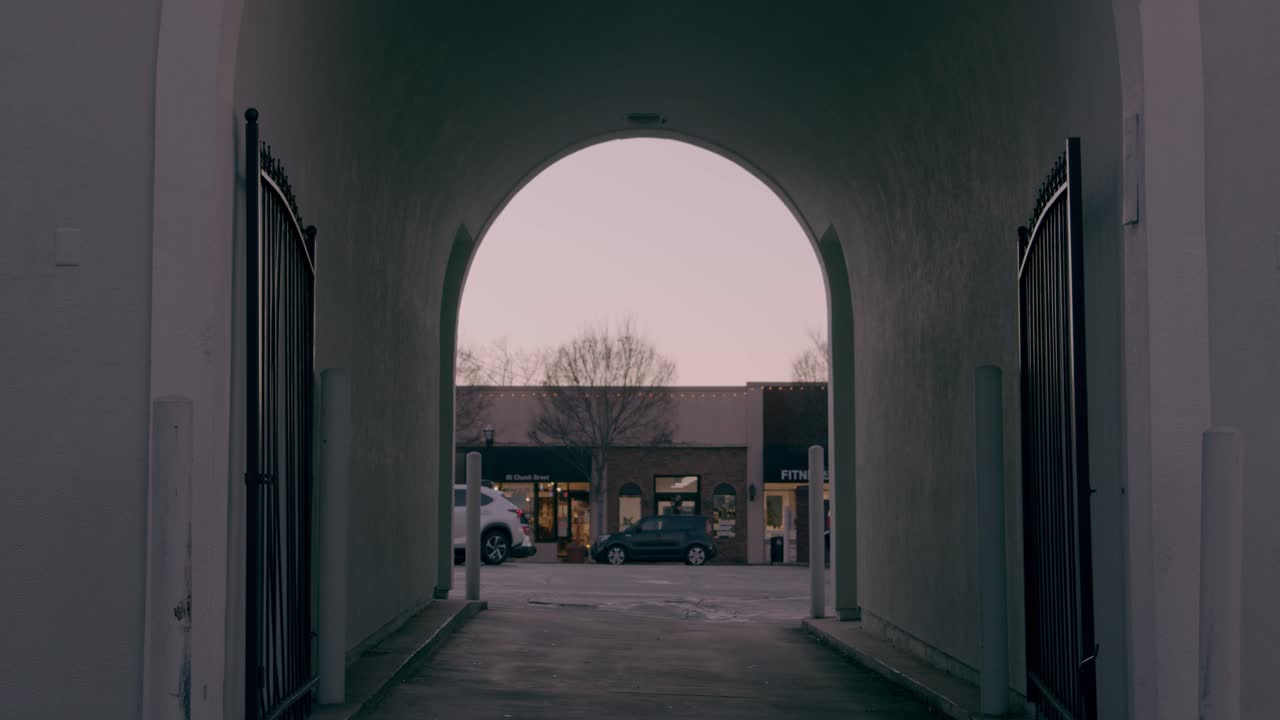 арка с воротами на площади мариетты