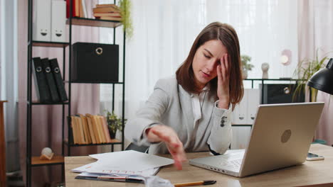 Mujer-De-Negocios-Enojada-Y-Furiosa-Que-Trabaja-En-La-Oficina-Tirando-Papel-Arrugado-Y-Teniendo-Un-Ataque-De-Nervios