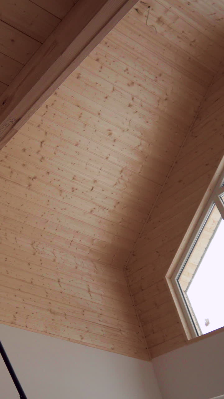 Soffitto in legno con travi a vista e lucernario. Ideale per studi di architettura, ispirazione per interior design o progetti di costruzione.