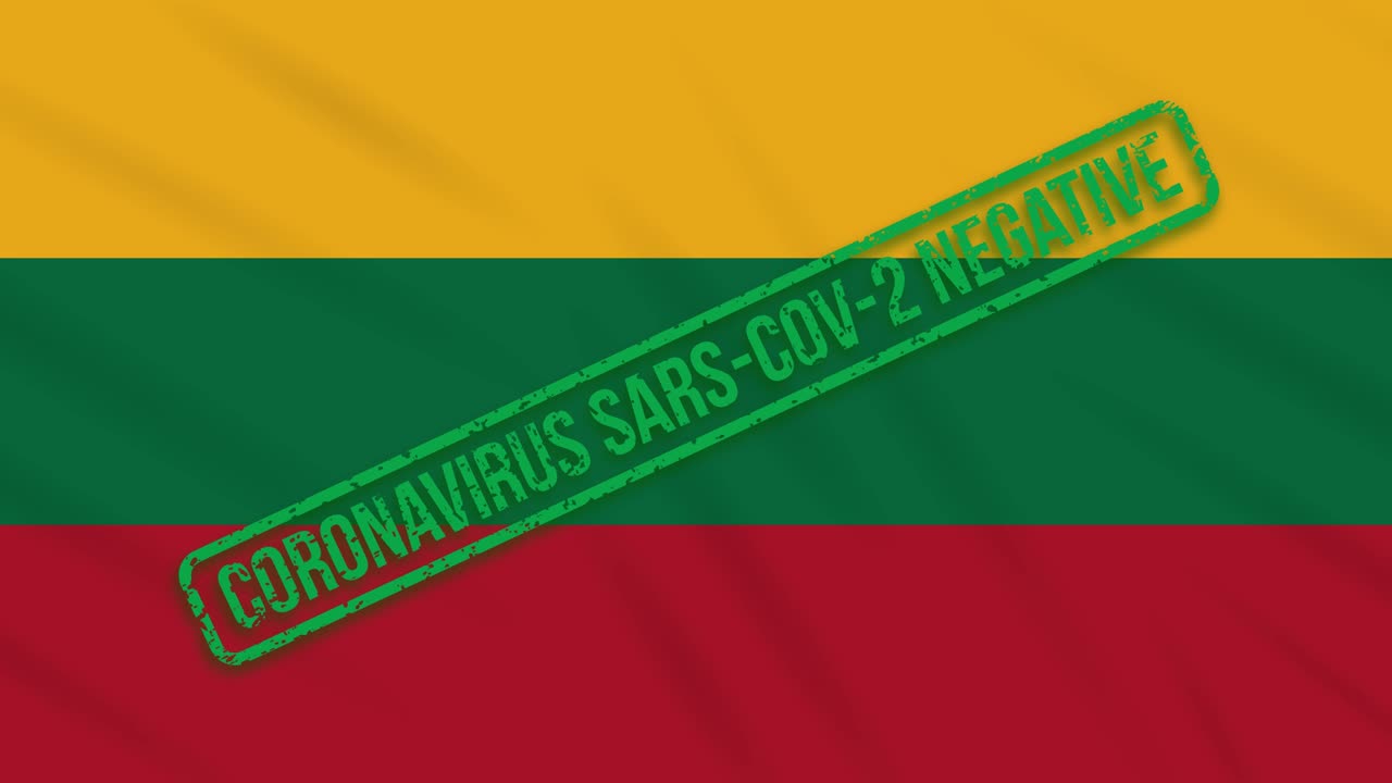 lituania balanceando una bandera con un sello verde de libertad del coronavirus, bucle