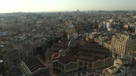 Luftaufnahme-Mit-Hintergrundbeleuchtung-Am-Morgen-Des-Zentralen-Marktes-Von-Valencia-In-Spanien