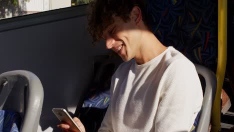 pasajero masculino que usa teléfono móvil mientras viaja en el autobús 4k