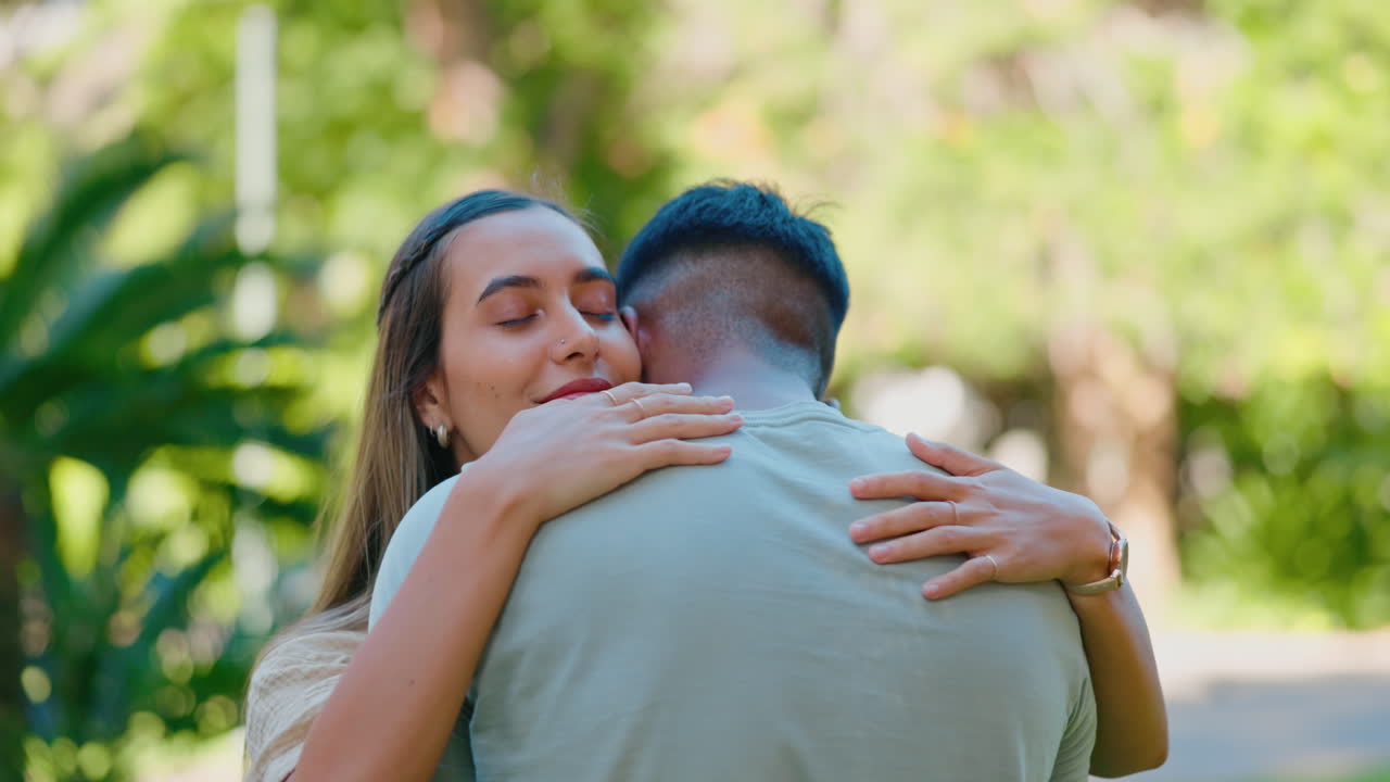 abrazo, baile y pareja feliz en el parque para vincularse