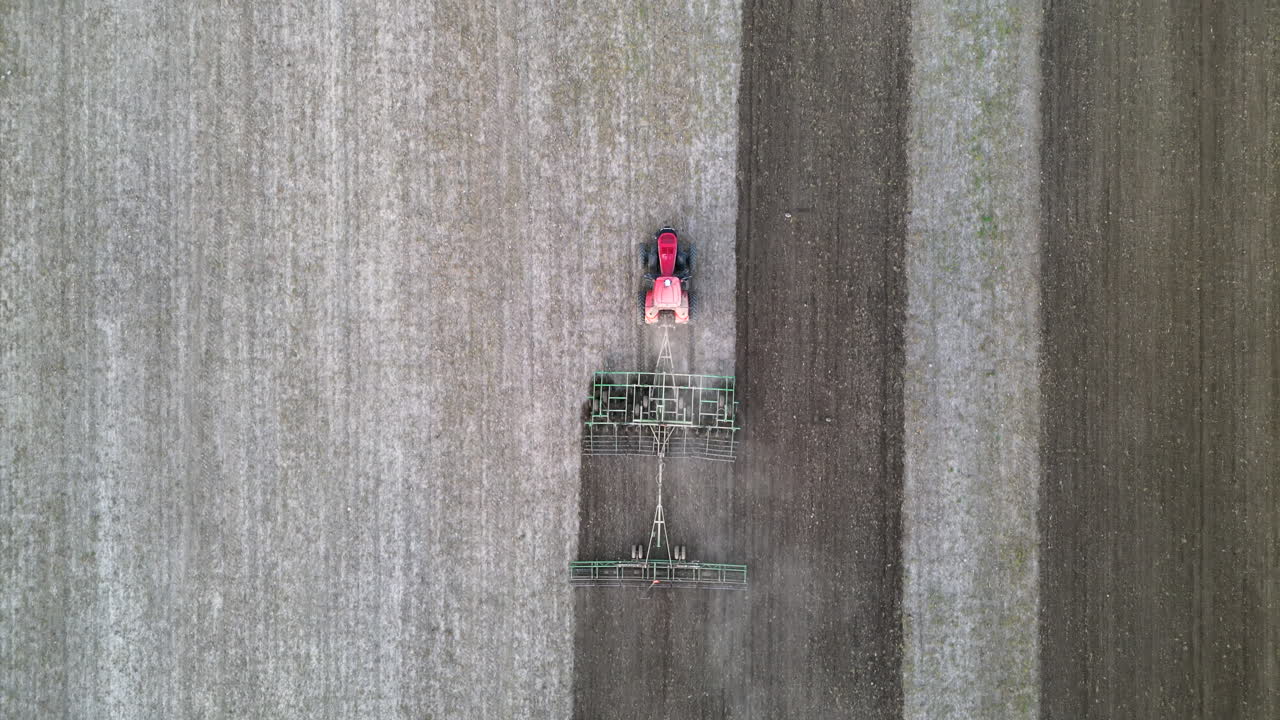 들판 을 는 트랙터 의 공중 사진, 드론 영상