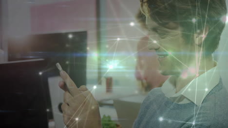 usando teléfono inteligente, hombre sonriendo con conexiones de red animación en el fondo de la oficina
