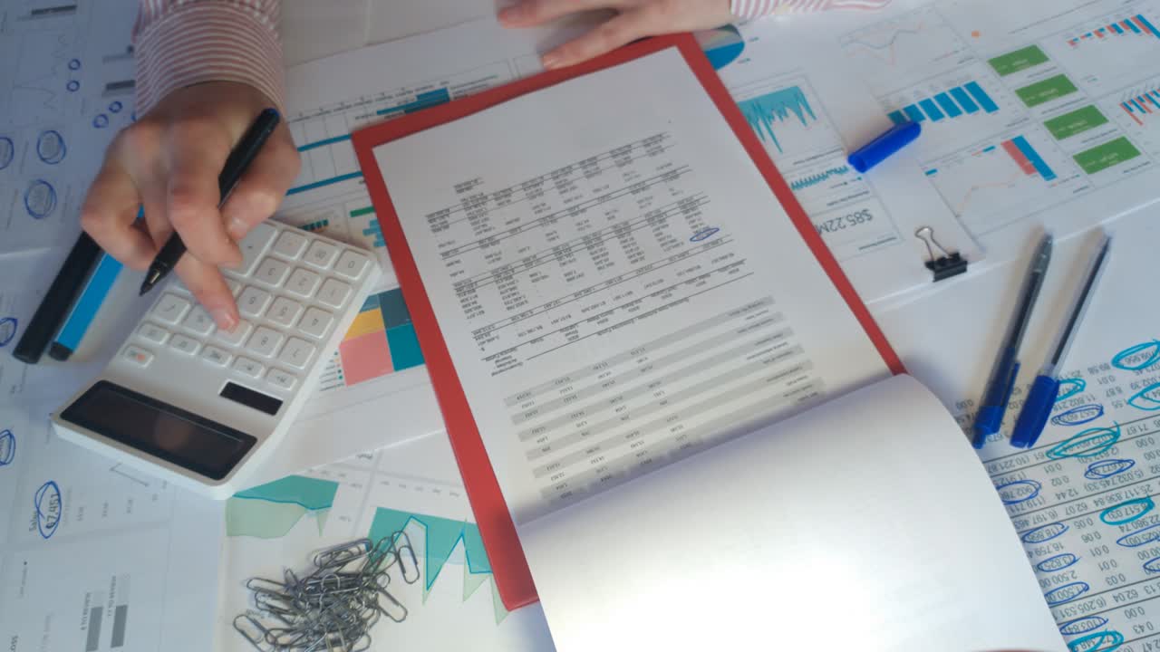 close up de un hombre de negocios manos con pluma trabajando en el escritorio de la oficina y el análisis de gráficos y gráficos en los informes financieros