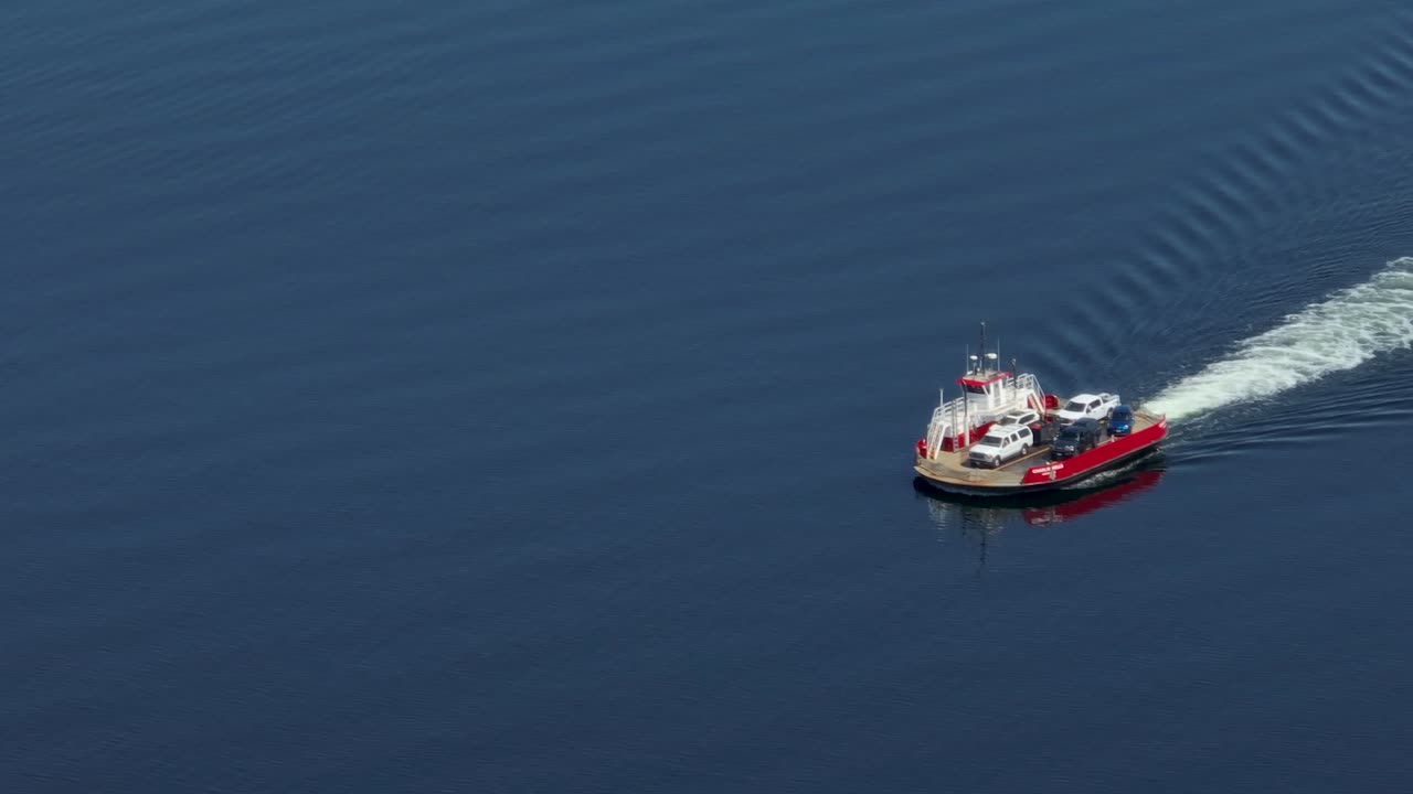 푸게트 해협 을 가로지르는 작은 통근 페리 의 공중 사진