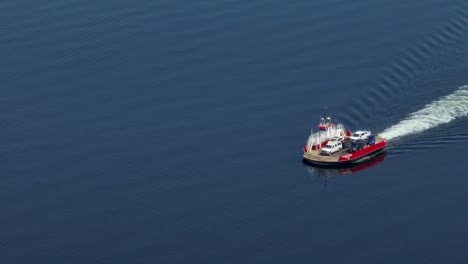 Vista-Aérea-De-Un-Pequeño-Ferry-Que-Cruza-El-Puget-Sound