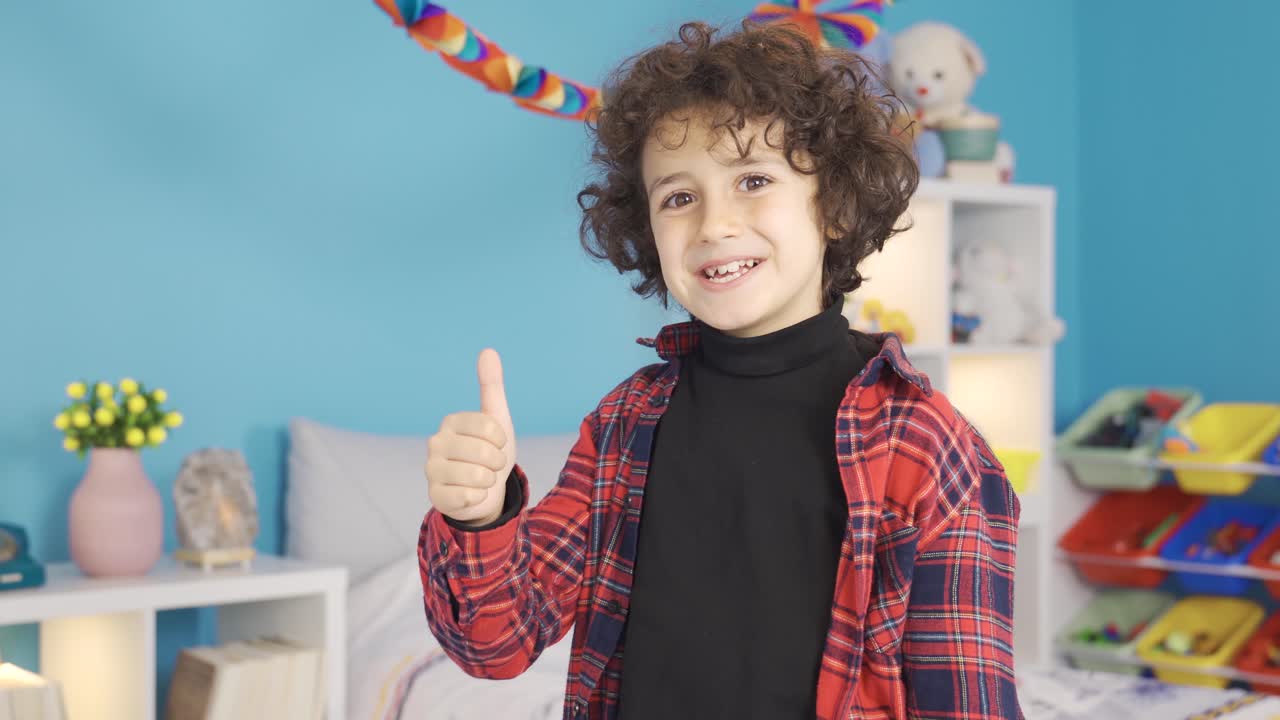 el chico mira a la cámara, sonríe y dice ok.