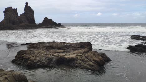 Horizontansicht-Von-Einem-Vulkanischen-Strand-Auf-Den-Kanarischen-Inseln