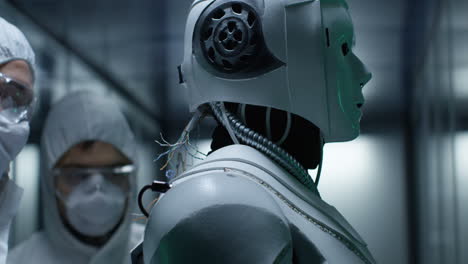robot en desarrollo por científicos en un entorno de laboratorio