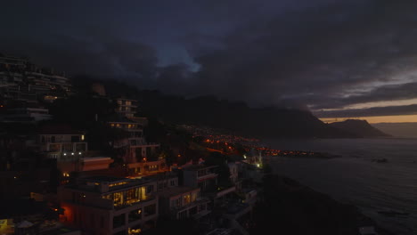 Küste-In-Touristenziel-In-Der-Abenddämmerung.-Rückwärtsenthüllung-Von-Gebäuden-In-Der-Abendstadt.-Kapstadt,-Süd-Afrika