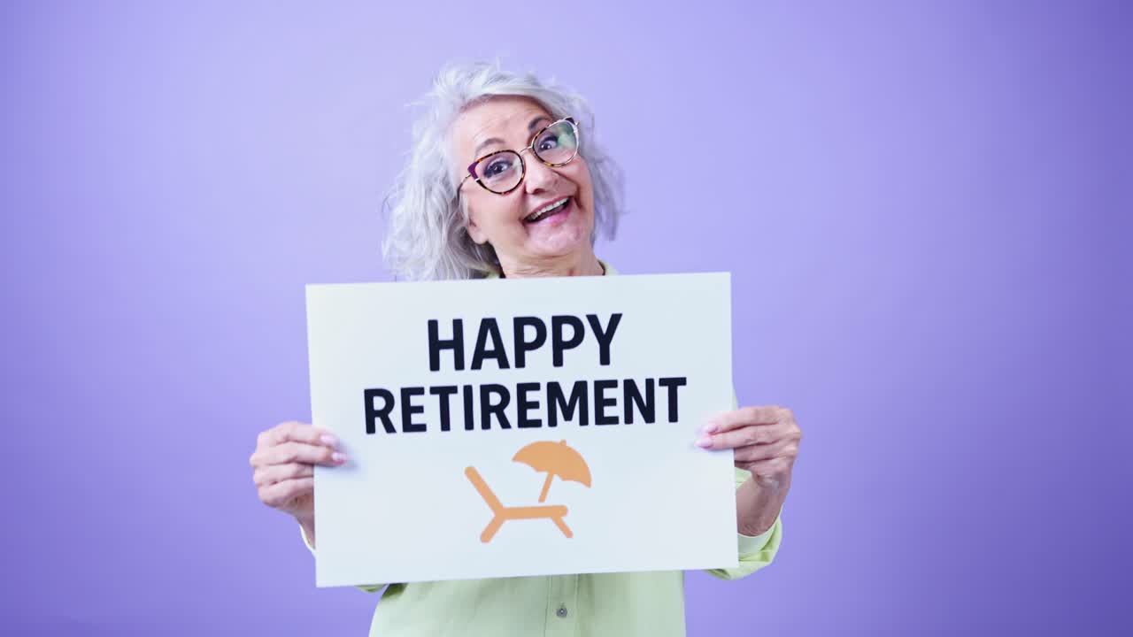 Glad ældre kvinde holder et "Tillykke med pensionen" skilt