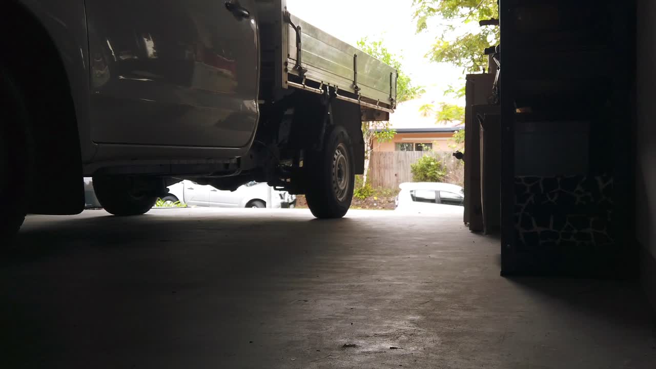 Homem Saindo da Garagem com Caminhonete