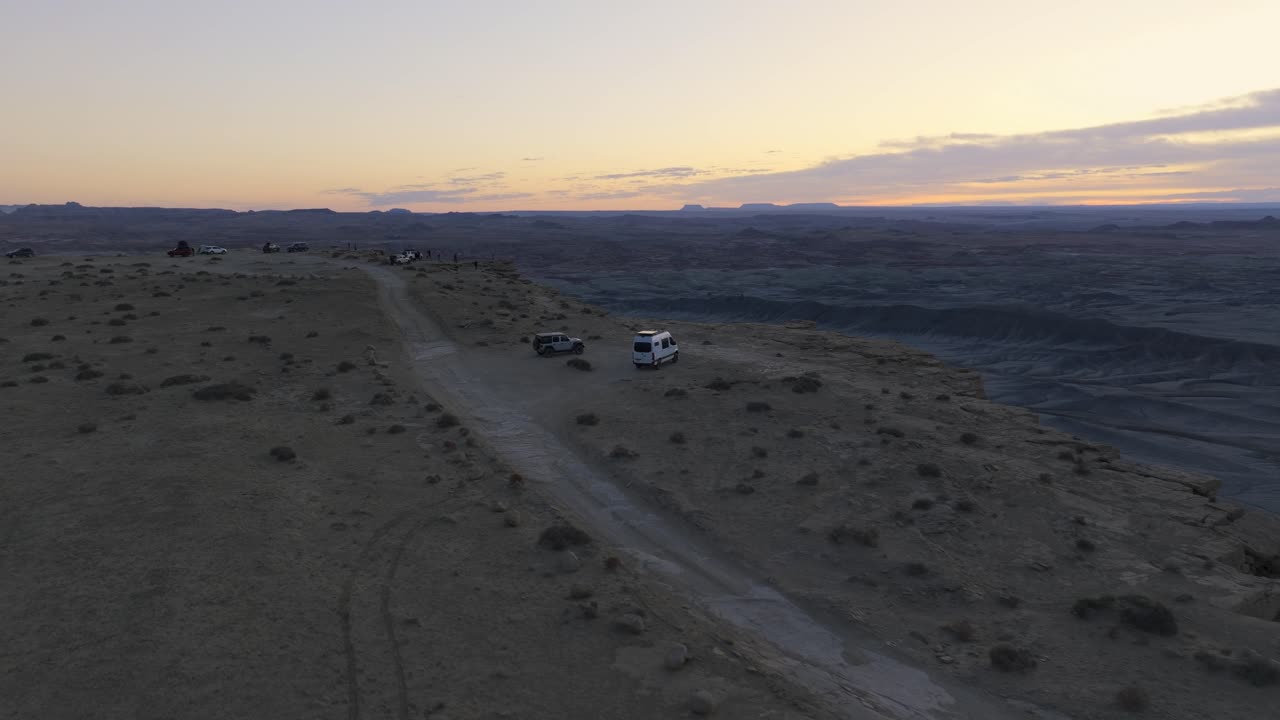 conduciendo a lo largo de la carretera del desierto de factory butte en utah, estados unidos