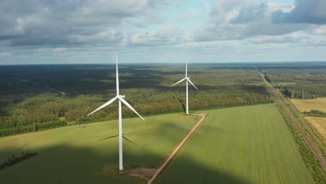 Vista-Aérea-De-Un-Parque-De-Generación-De-Energía-De-Turbina-Eólica-Giratoria