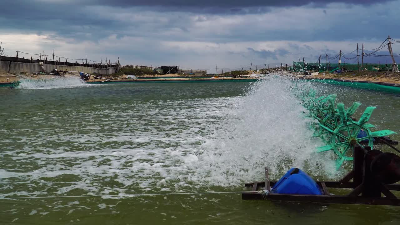 베트남 손하이에 있는 새우 농장 연못에서 회전하는 에어레이터