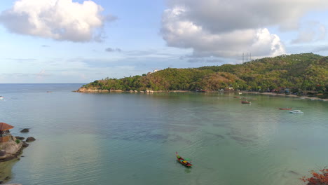 playa tailandesa con barcos de cola larga