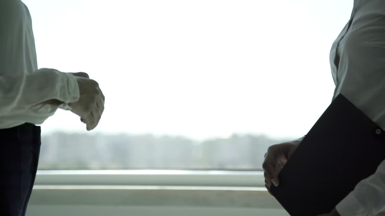 손을 흔드는 사업가 여성들의 중간 섹션