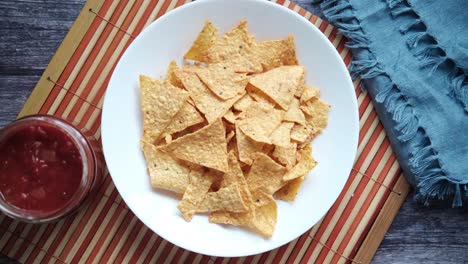 papas fritas de tortilla con salsa