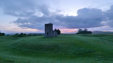 Impresionante-Amanecer-En-La-Iglesia-Knowlton,-Dorset,-Inglaterra