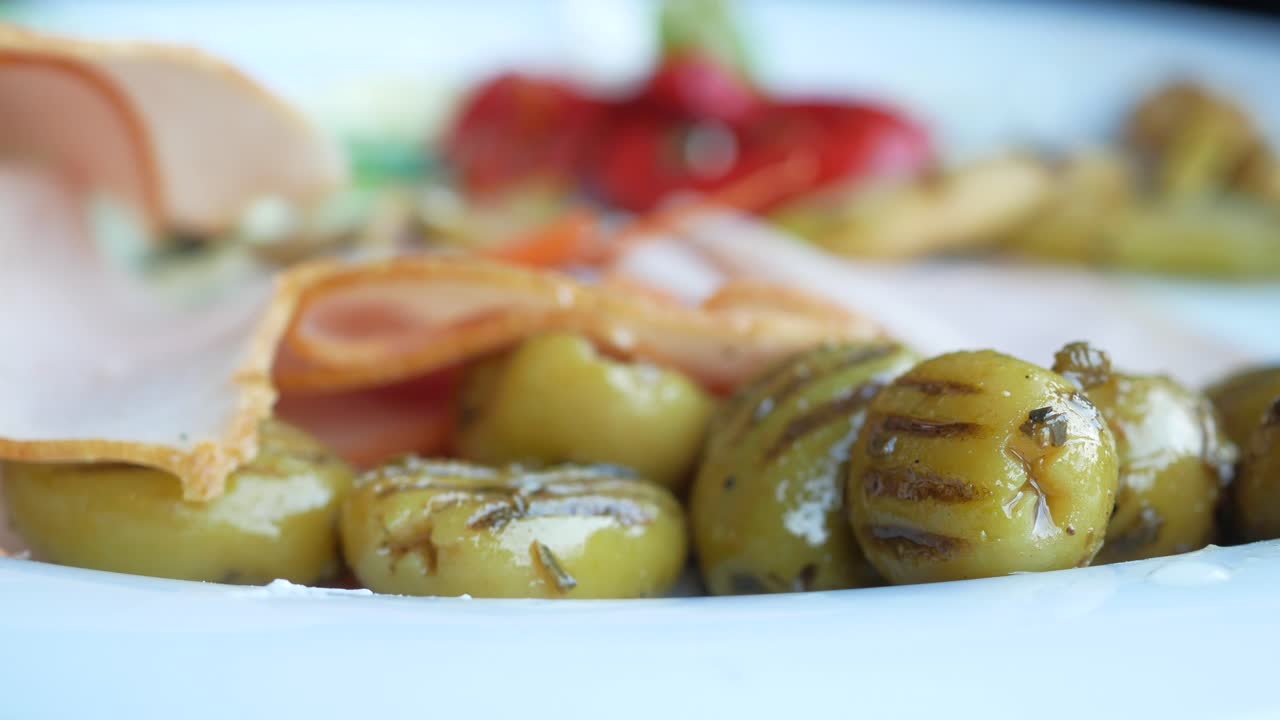 plato de aceitunas, jamón y ensalada
