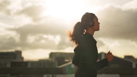 Corriendo,-Auriculares-Y-Mujer-Con-Ejercicio