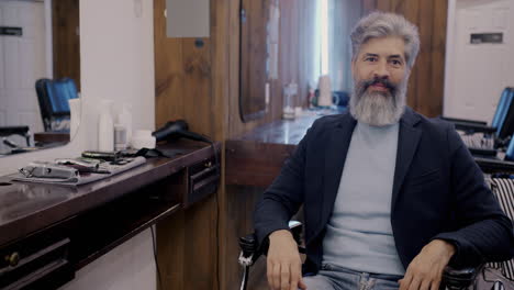 un hombre se corta el cabello en la barbería.