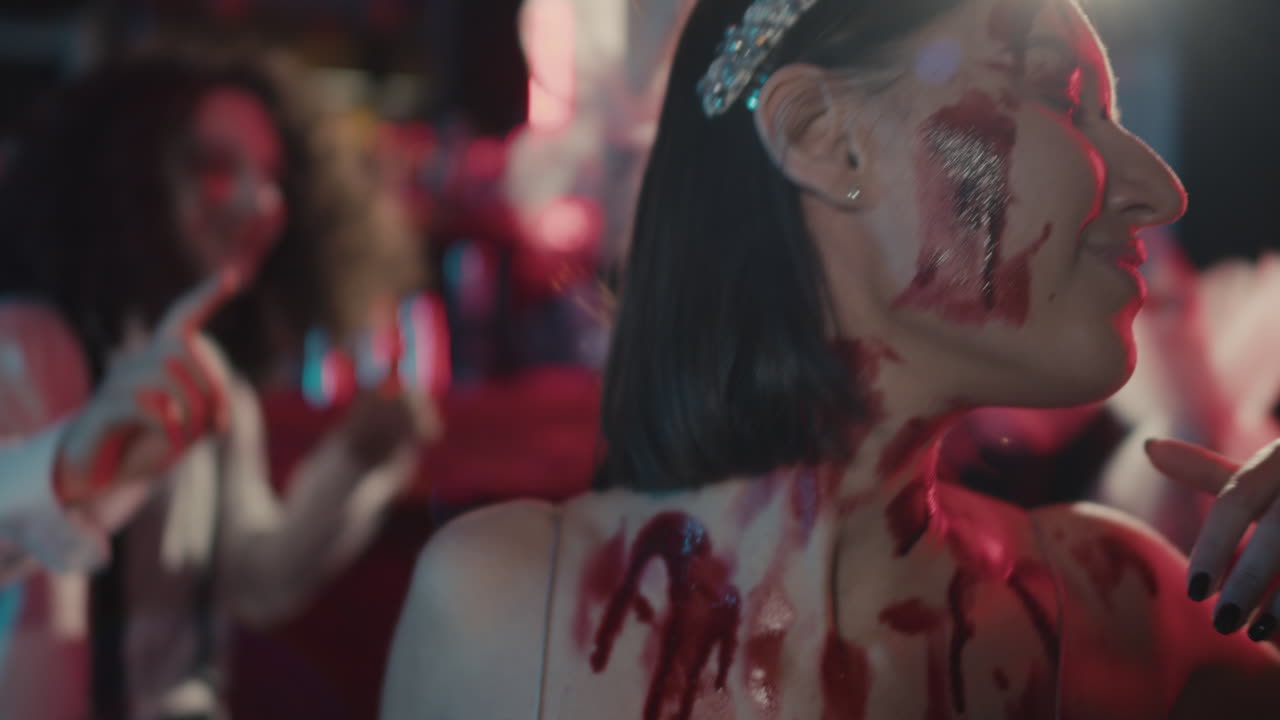 una vista de cerca de una joven bailando.