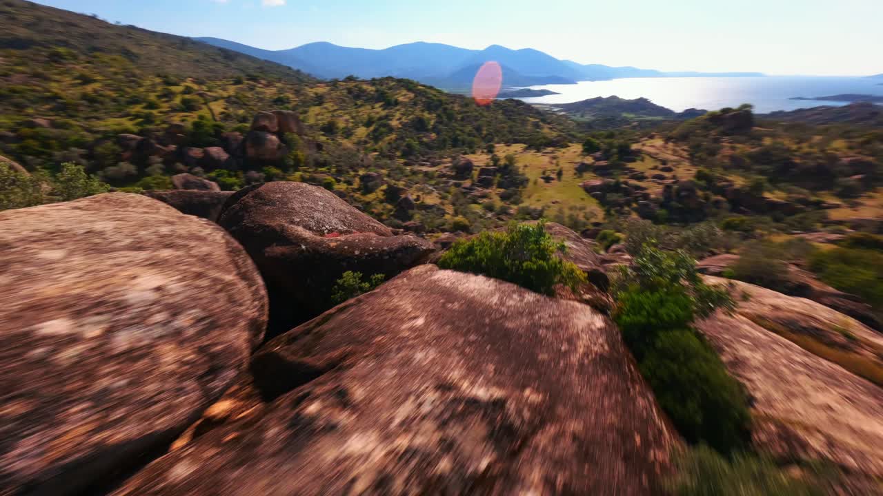 fpv 드론이 latmos의 특별한 바위 형성 위를 날고 있습니다.