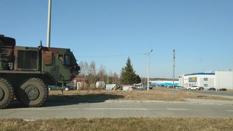 camión del ejército polaco patrullando en rzeszow, polonia durante la crisis ucraniana