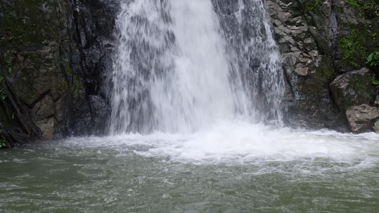 las cataratas de pan de bulalacao escondidas en la densa jungla de el nido en palawan, filipinas, sudeste asiático