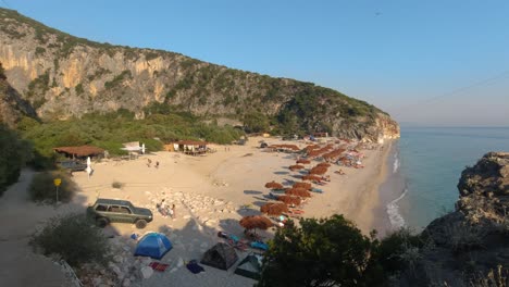 Lento-Pan-A-Través-De-La-Famosa-Playa-De-Gipje-En-Albania-Al-Atardecer