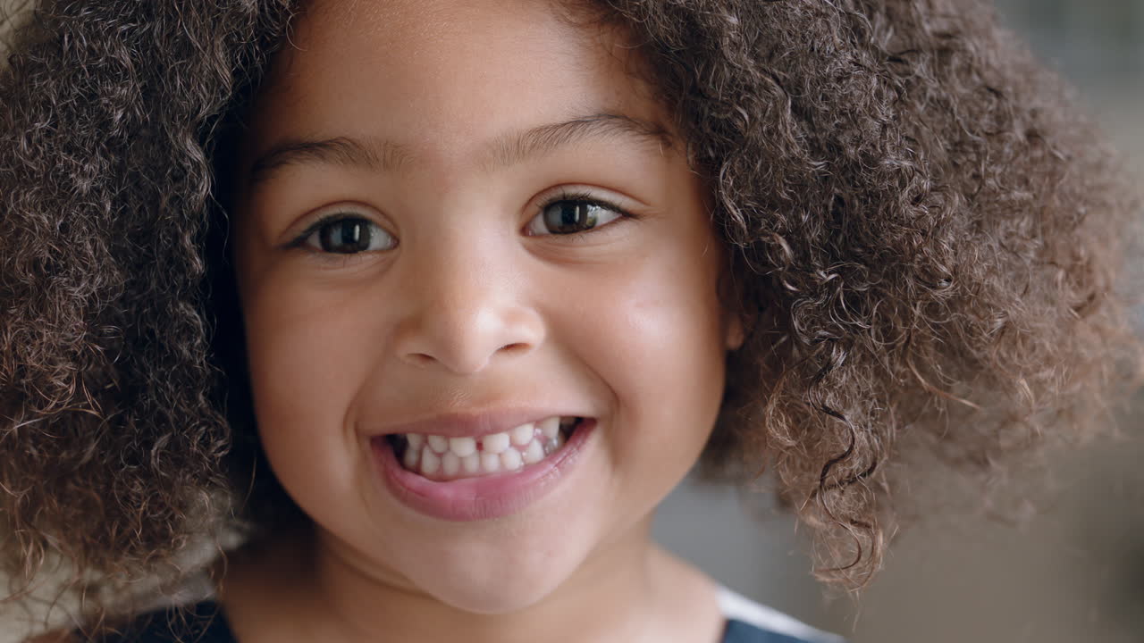 retrato de una hermosa niña de raza mixta mirando a la cámara niño feliz en casa