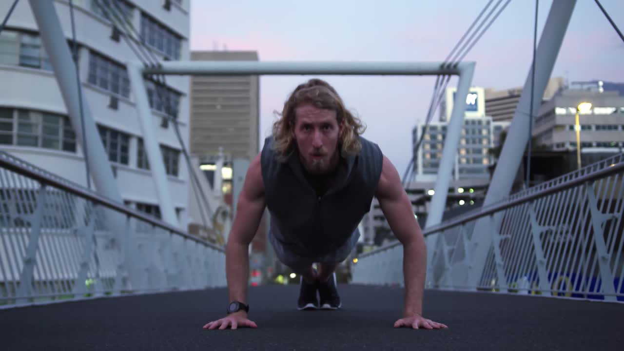 hombre caucásico deportivo entrenando en un puente