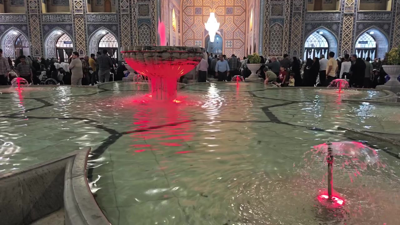 Fontana illuminata nel cortile di una moschea tradizionale