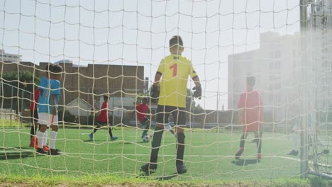 Niños-De-Fútbol-Jugando-En-Un-Día-Soleado