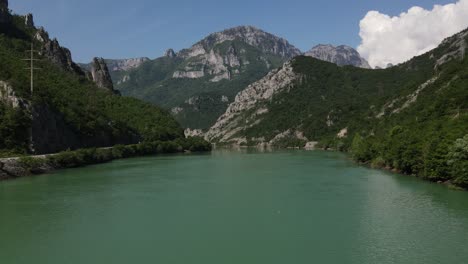vista desde arriba del río neretva que fluye a través de las montañas en la ciudad bosnia
